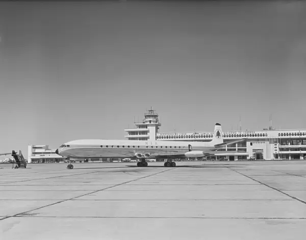 Comet 4C. Hawker Siddeley Comet 4C (OD-ADR) of Middle East Airlines at Beirut Airport