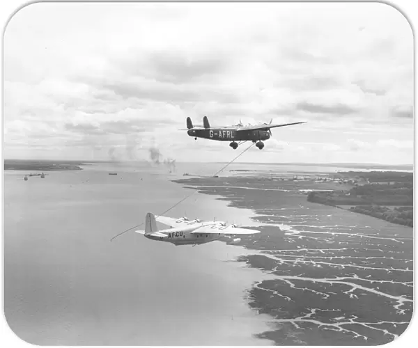 Handley Page Harrow about to refuel a Short 'C'Class flying boat
