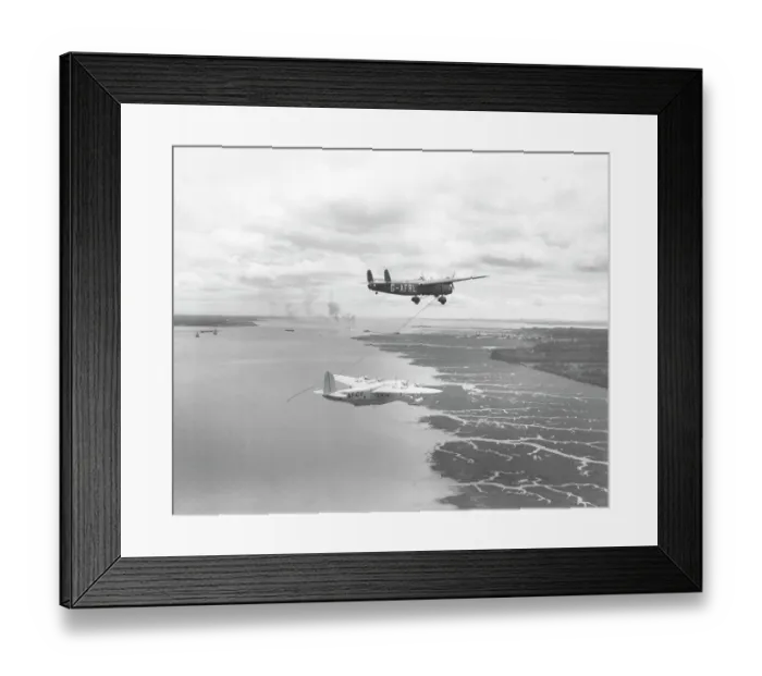Framed Print : Handley Page Harrow about to refuel a Short C'Class flying boat Framed Print : Handley Page Harrow about to refuel a Short C'Class flying boat