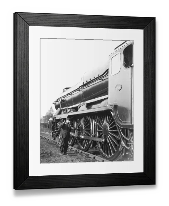 Framed Print : Lubricating the motion of Lord Nelson Framed Print : Lubricating the motion of Lord Nelson