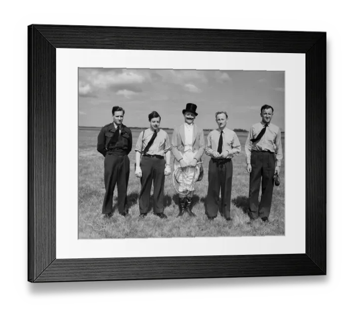 Framed Print : Pilots and ringmaster for Hoverfly display at Farnborough