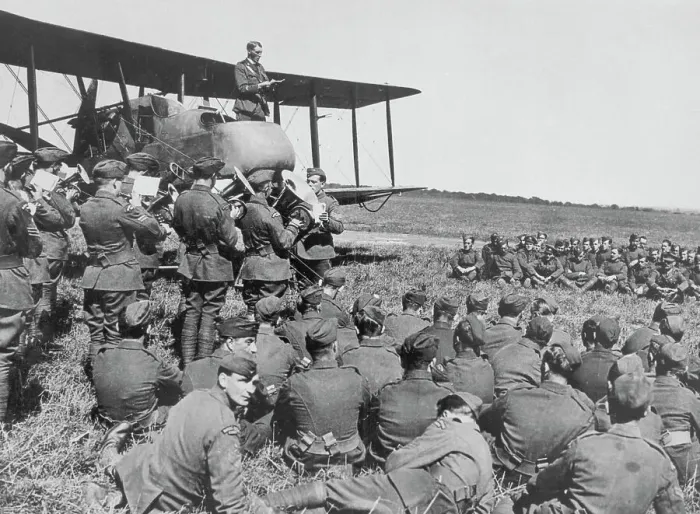 Framed Print : The Chaplain leads the singing at No. 2 Aeroplane Supply Depot, RAF Bahot, France, September 1918