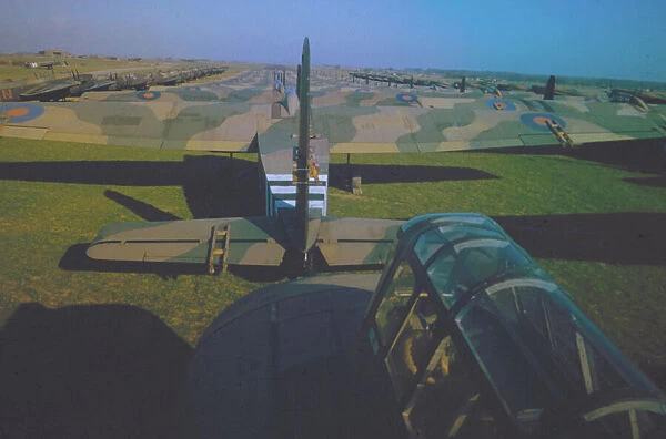 Hamilcar Gliders. Hamilcar gliders and Halifax V glider tugs of 644 Squadron