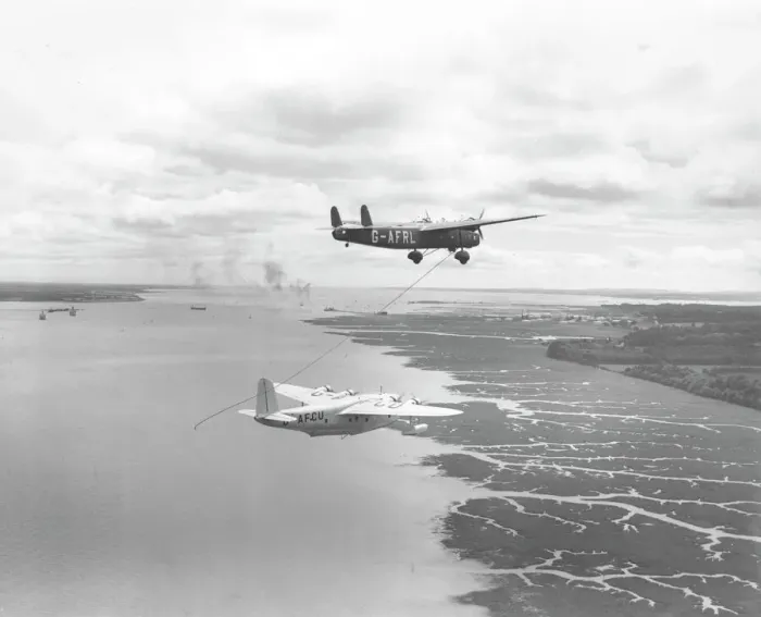 Framed Print : Handley Page Harrow about to refuel a Short C'Class flying boat Framed Print : Handley Page Harrow about to refuel a Short C'Class flying boat