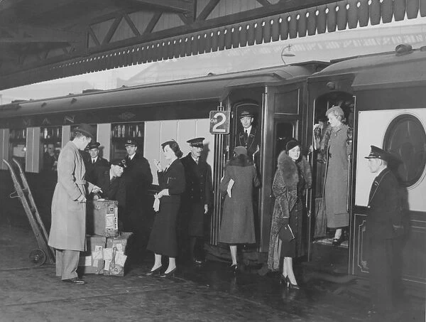 Pullman passengers. Passengers boarding Southern Railway Pullman carriages