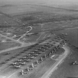 Gliders and tugs at Tarrant Rushton