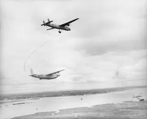 Trailblazers Collection: In flight refuelling trials, 1939