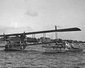 World War One Collection: The 'ground crew'approach a flying boat, 1918