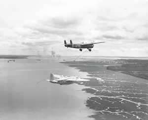 Images Dated 26th February 2018: Handley Page Harrow about to refuel a Short 'C'Class flying boat